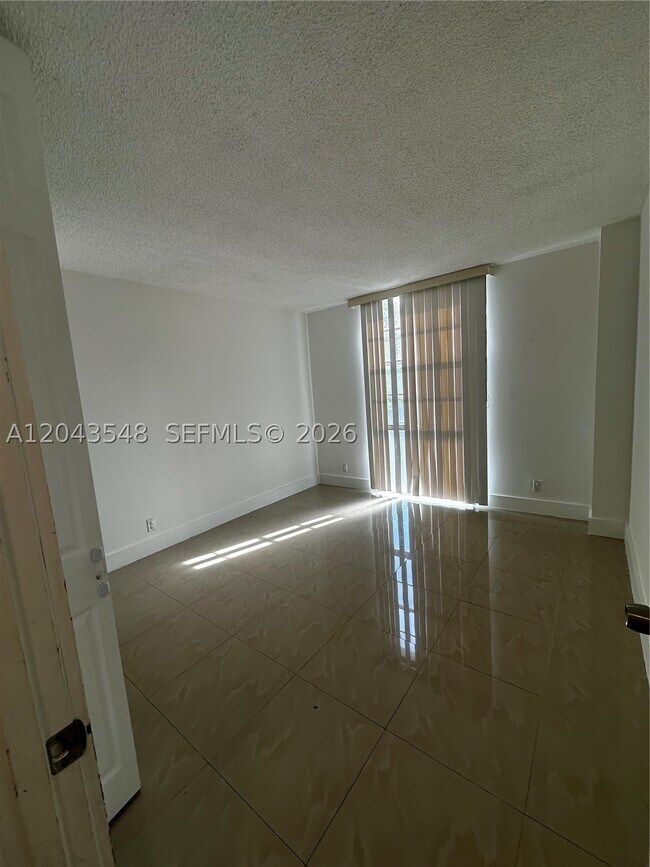Building Photo - 3475 N Country Club Dr