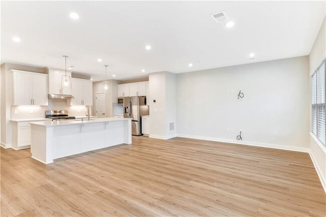 Building Photo - 555 Thatch Ter