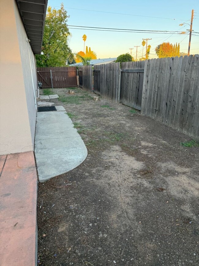 Building Photo - Updated 3BR/2BA home w/yard and garage in ...