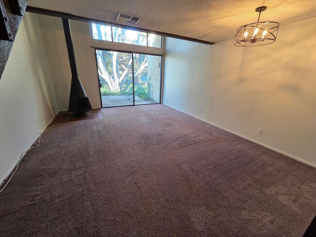 Building Photo - Charming 1 Bed, 1 Bath Lakewood Shores condo!