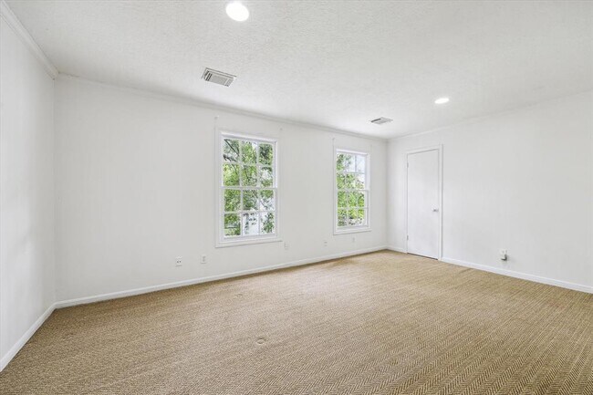 Building Photo - 3014 University Blvd
