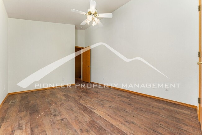 Building Photo - Spacious Home with Central AC and Gas Fireplace
