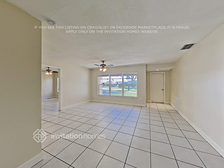 Building Photo - 10641 NW 27th Ct