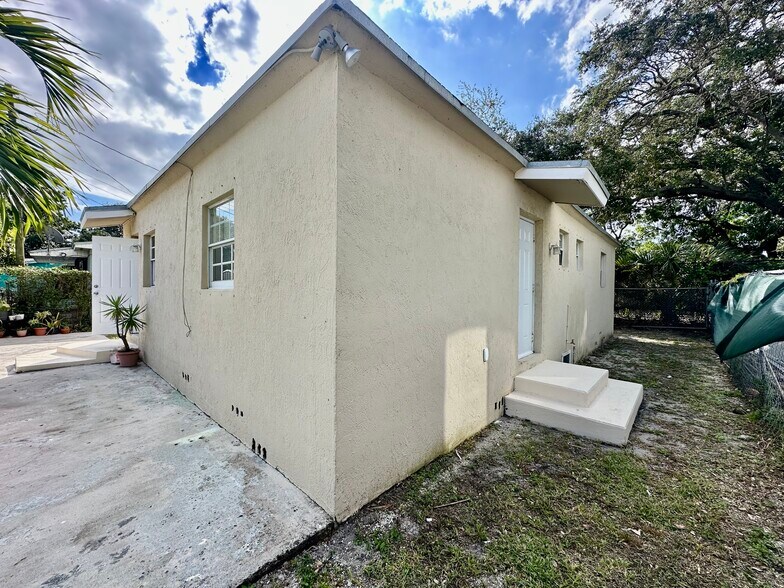 Building Photo - 6322 NW 1st Pl