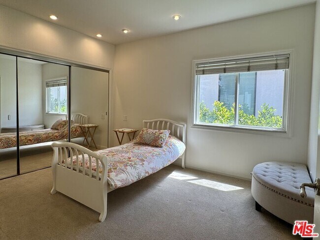 Building Photo - 458 S Clark Dr