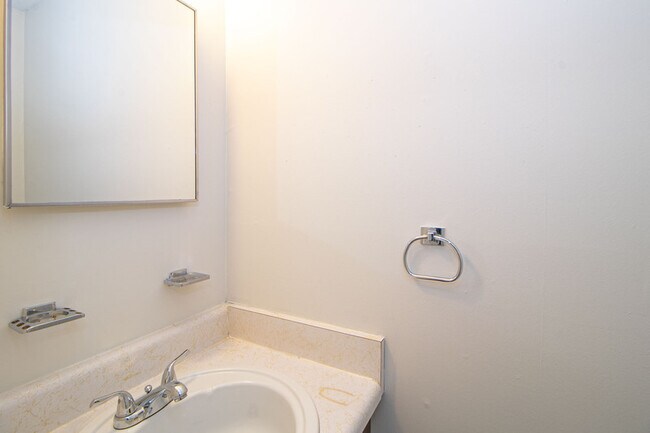 Building Photo - 814-E Golfview Place