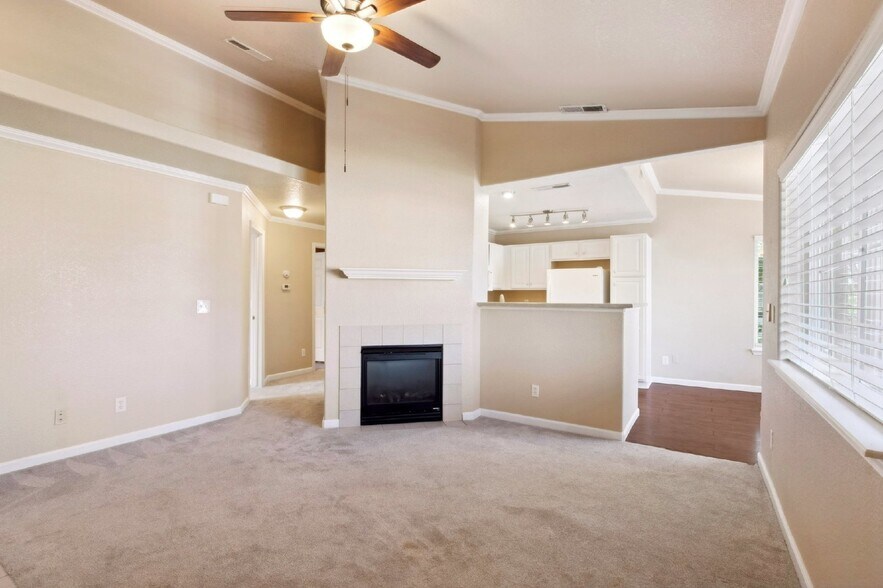 Building Photo - Updated 2-Bed, 2-Bath Condo Just 15 Minute...