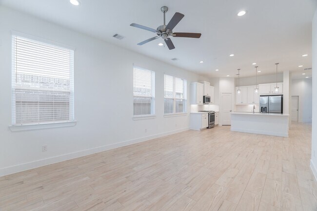 Building Photo - 10747 Pine Pink