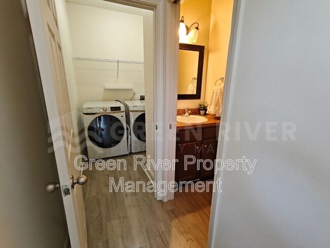 Building Photo - 3107 Zeyno Dr