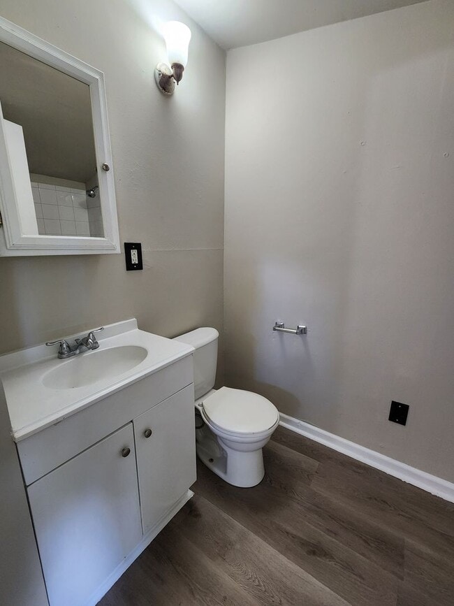 Building Photo - 2 Bed and 2 Bath Home