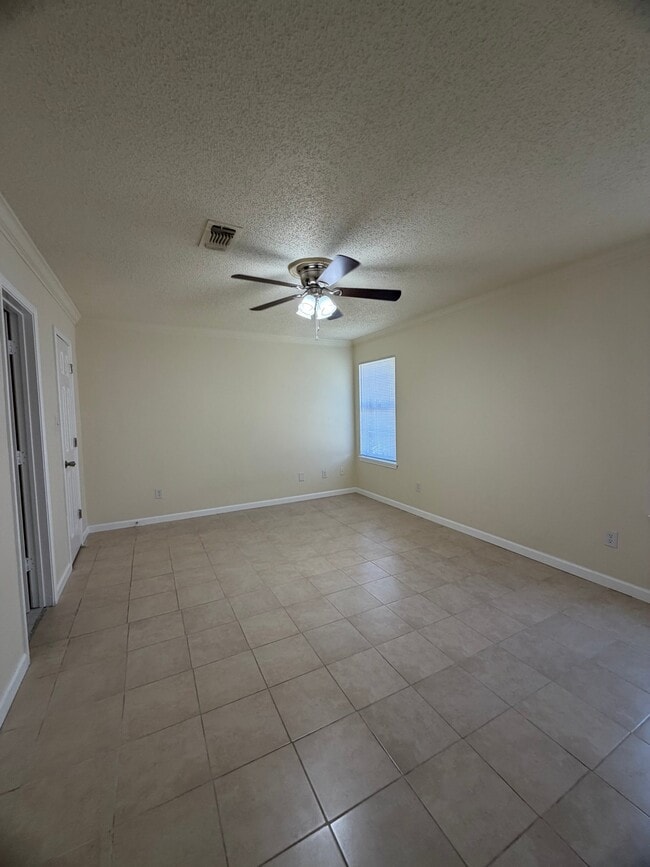 Building Photo - 323 Moss Hill Dr
