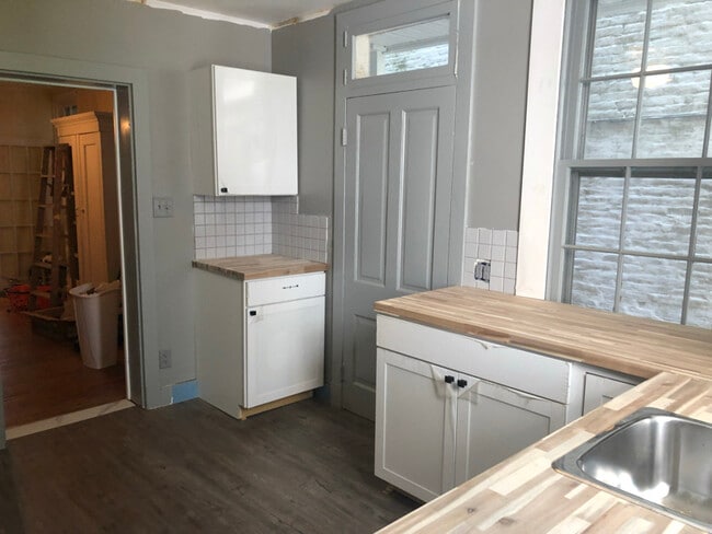 Building Photo - 229 S Market St