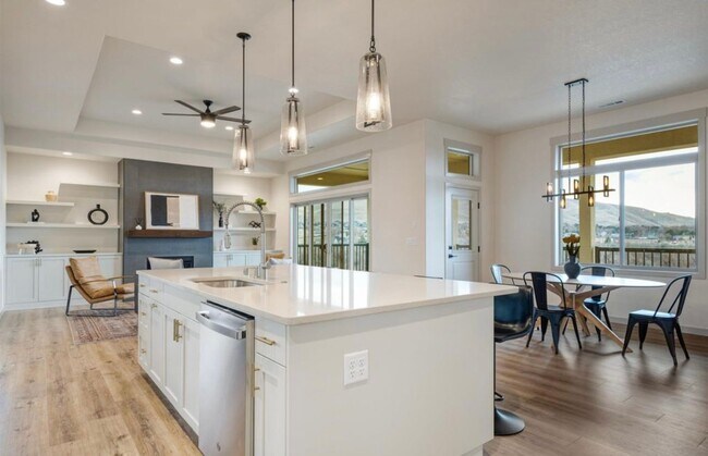 Building Photo - Luxury New Construction Five Bedroom Three...