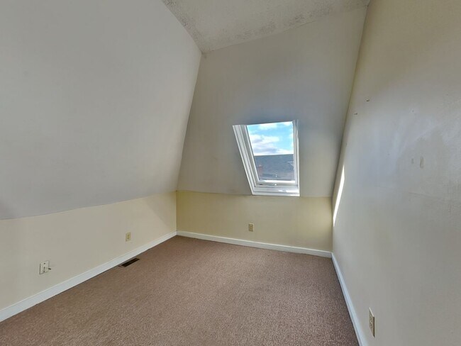 Building Photo - 1391 Indianola Ave