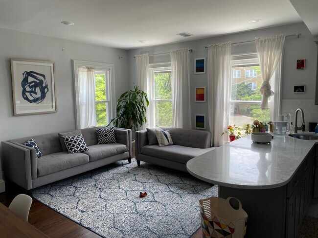 Building Photo - 70 Grove St