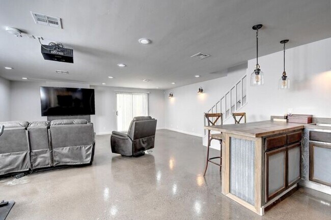 Building Photo - 5623 E Claire Dr