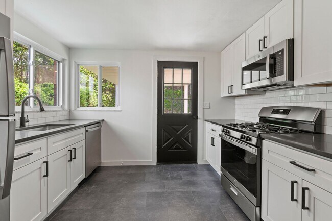 Building Photo - READY NOW!! FULLY RENOVATED 3 Bedroom in PENN HILLS