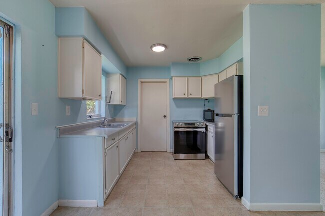 Building Photo - 1133 Bradenton Rd