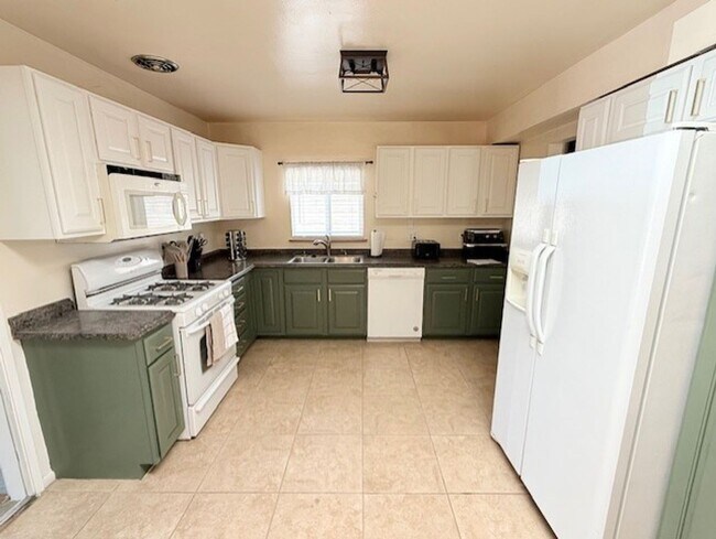 Building Photo - 3 Bedroom, 2-Bathroom, Close to everything...