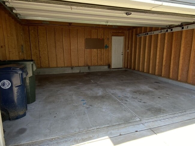 Building Photo - 2 story, 3 Bedroom Corner Lot Home in Corn...
