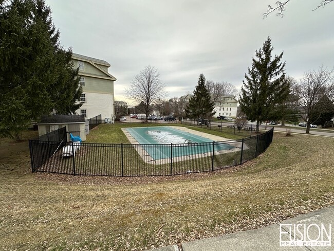 Building Photo - 2 bedroom condo Heat Included and Pool!