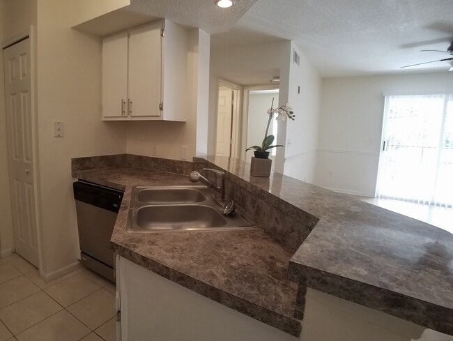 Building Photo - Beautiful 2/2 condo for rent next to Waterford Lakes Town Center and UCF