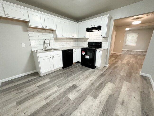 Building Photo - Updated 2 Bed 1 Bath - Large Carport and G...