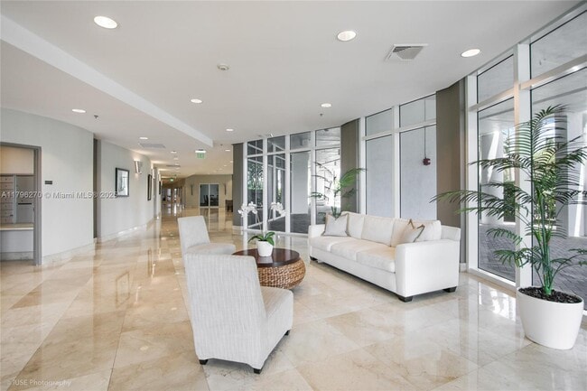 Building Photo - 6515 Collins Ave