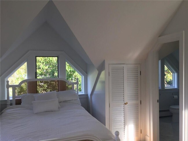 Building Photo - 158 Narragansett Ave