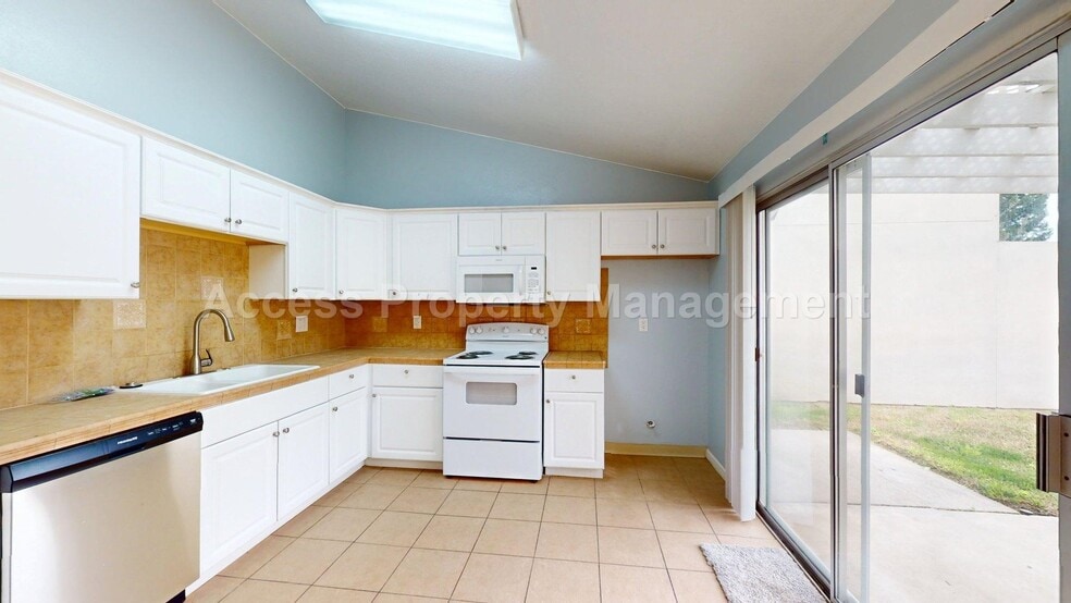 Building Photo - 3728 Terneuzen Ave