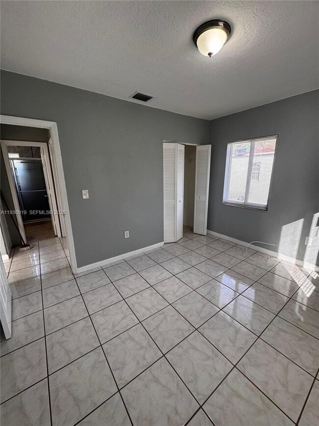 Building Photo - 3753 SW 26th Terrace