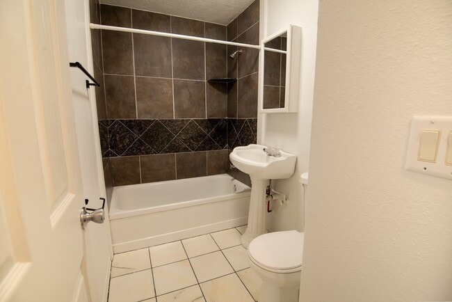 Building Photo - Single-level Home Near Salem's revitalized downtown