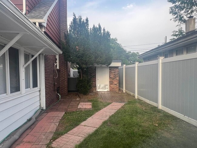 Building Photo - 84 N Vivyen St