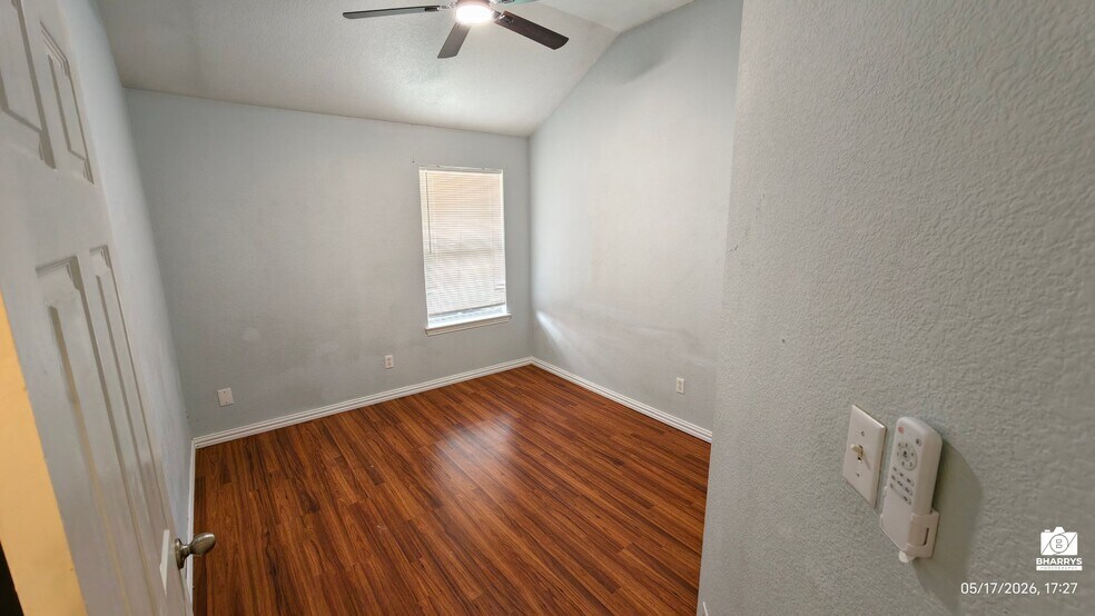 Building Photo - 304 Hummingbird Dr