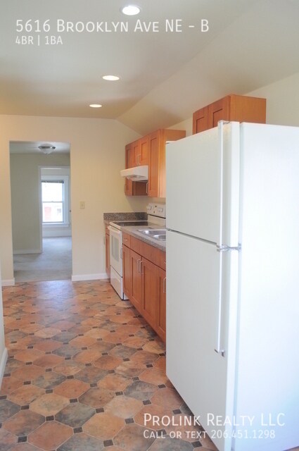 Building Photo - 5616 Brooklyn Ave NE