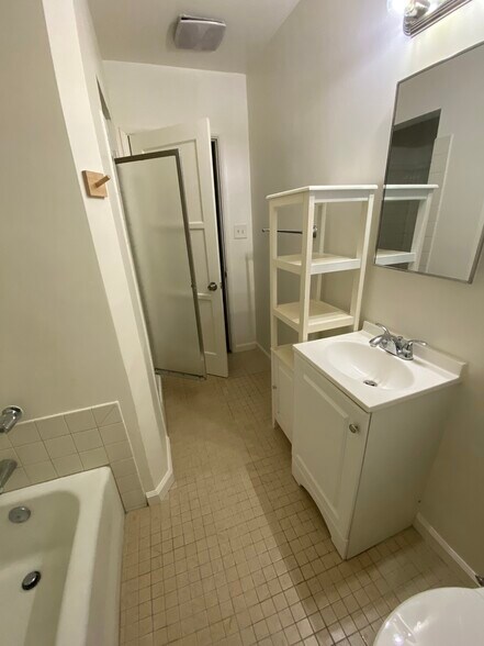 Bathroom with separate tub and shower - 935 Victoria Ave