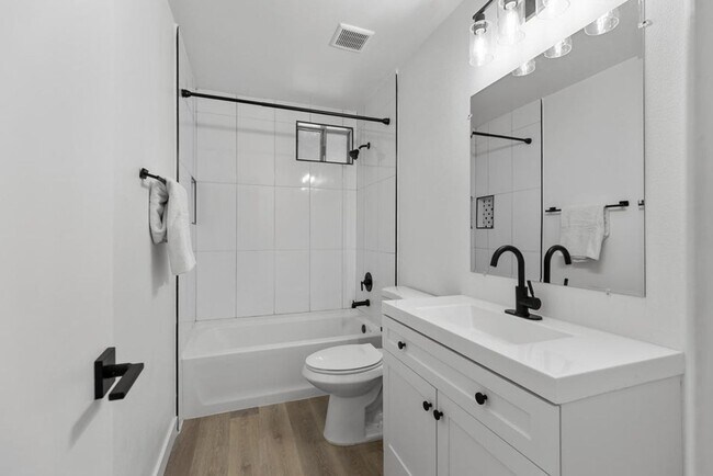 Building Photo - One Bedroom One Bath in Phoenix!