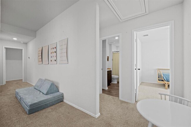 Building Photo - 144 Calgary Ln