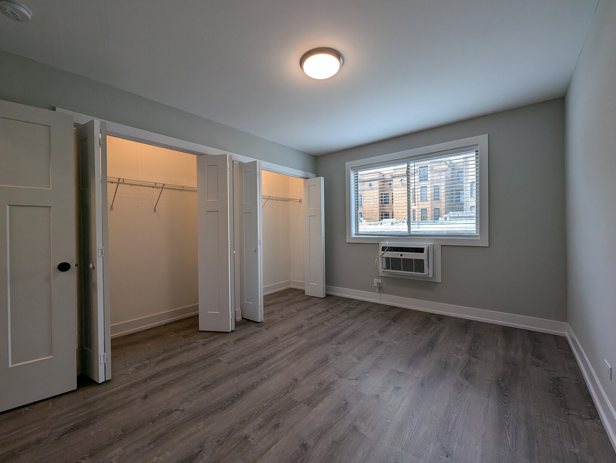 Building Photo - 542 W Surf St