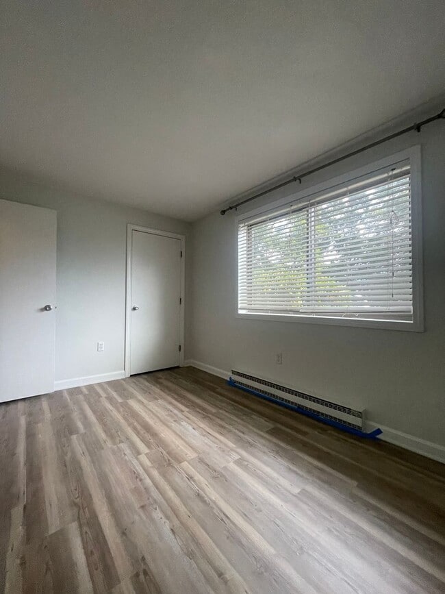 Building Photo - Recently updated 2 bedroom condo in charming Amesbury, MA