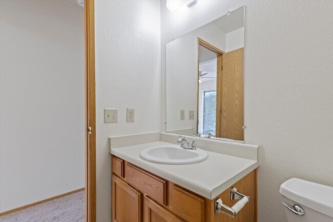 Building Photo - 2 Bedroom Townhouse