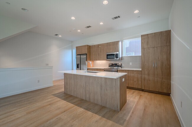 Building Photo - Stunning Modern Townhomes Newer Constructi...