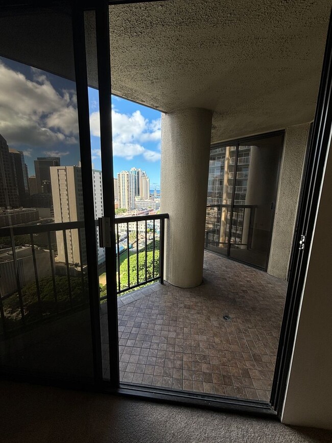 Building Photo - Honolulu Tower - 2 Bdrm/2 Bath/1 Prkg (Chi...