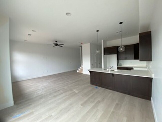 Building Photo - Beautiful like Brand New 3 Bedroom, 2.5 BathroomTownhome in Washington Fields!