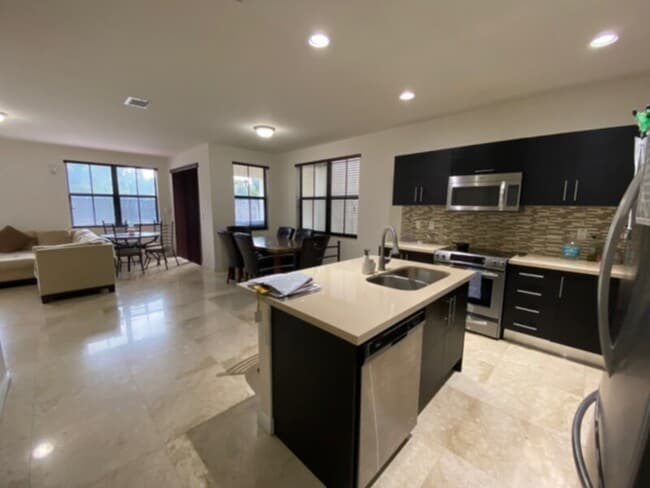Building Photo - FULLY furnished House in Miami
