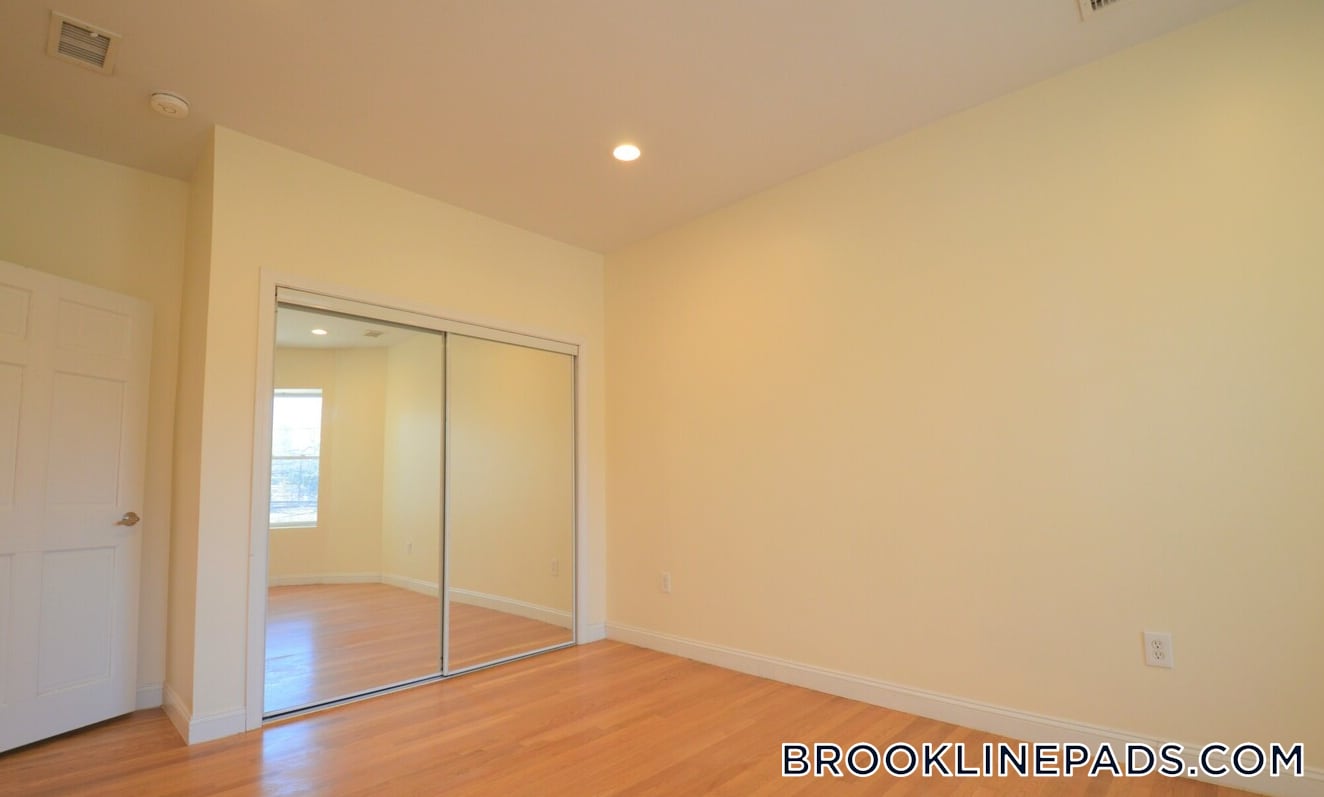 Building Photo - 1801 Beacon St