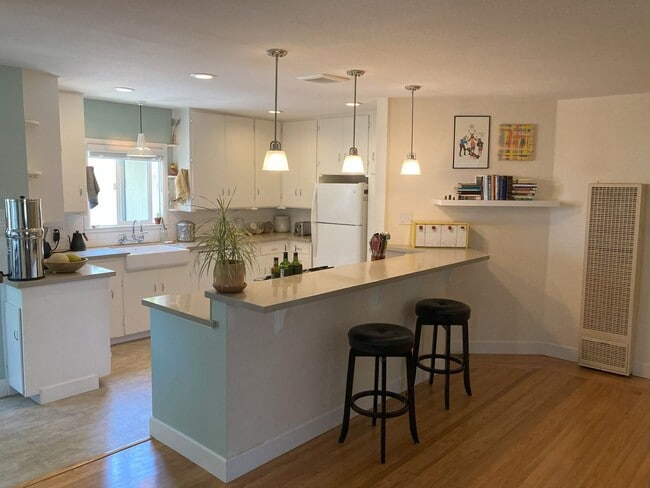 Building Photo - Beautiful Home Walking Distance To Town an...
