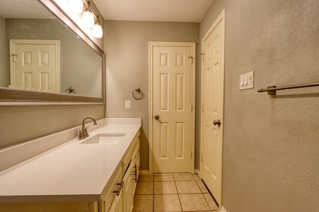 Building Photo - 317 Benjamin St