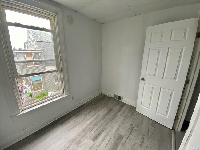 Building Photo - 1112 State St