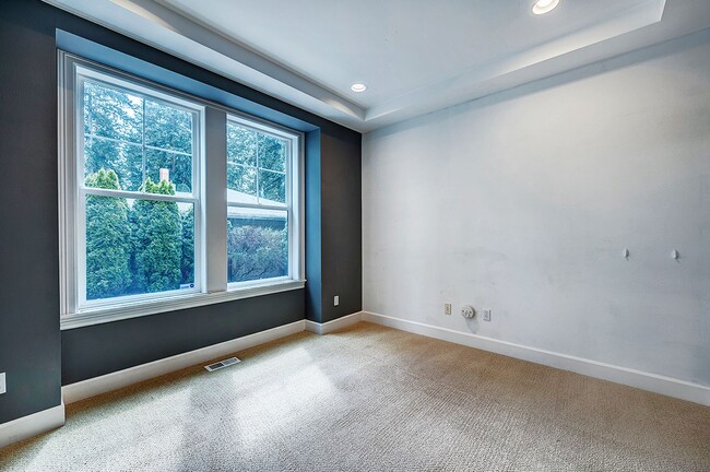 Building Photo - Beautiful Custom Craftsman style home in Kirkland